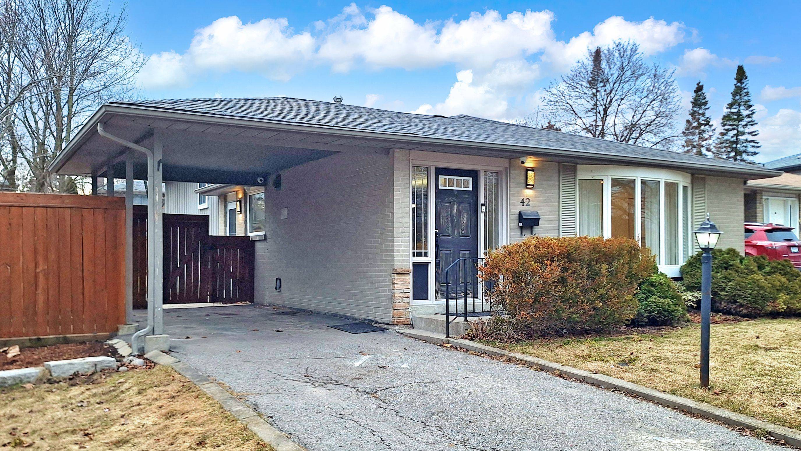 42 Devins DR, Aurora, ON L4G 2Z1