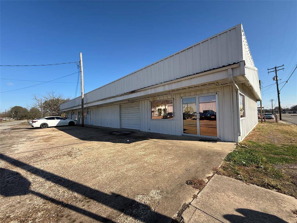 110 N Walnut Street, Blossom, TX 75416