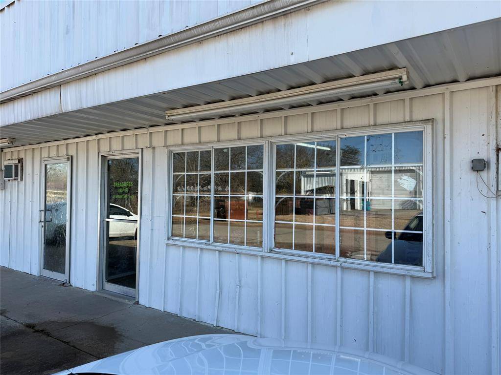 110 N Walnut Street, Blossom, TX 75416