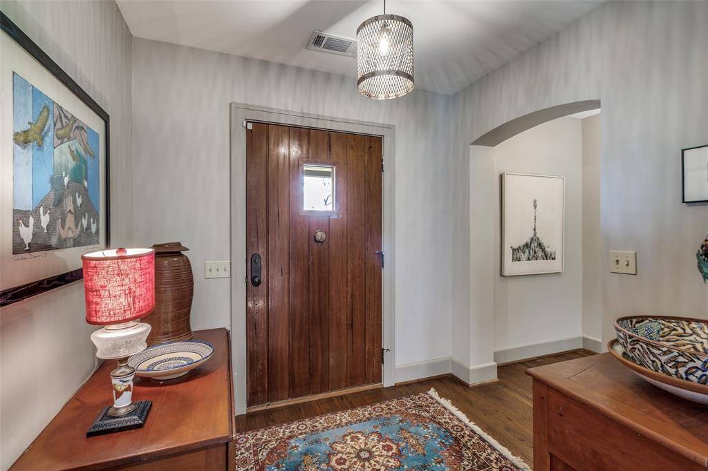 1230 N Winnetka Avenue, Dallas, TX 75208