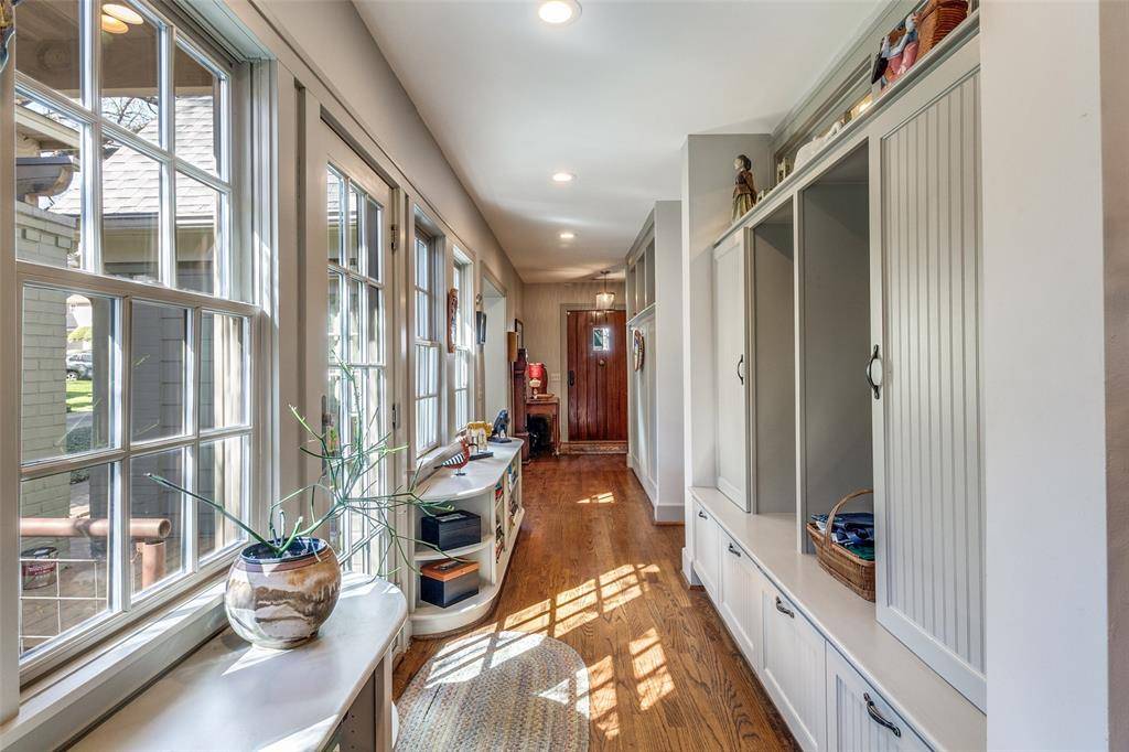 1230 N Winnetka Avenue, Dallas, TX 75208