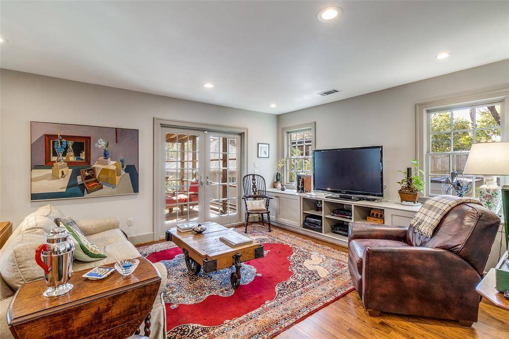 1230 N Winnetka Avenue, Dallas, TX 75208