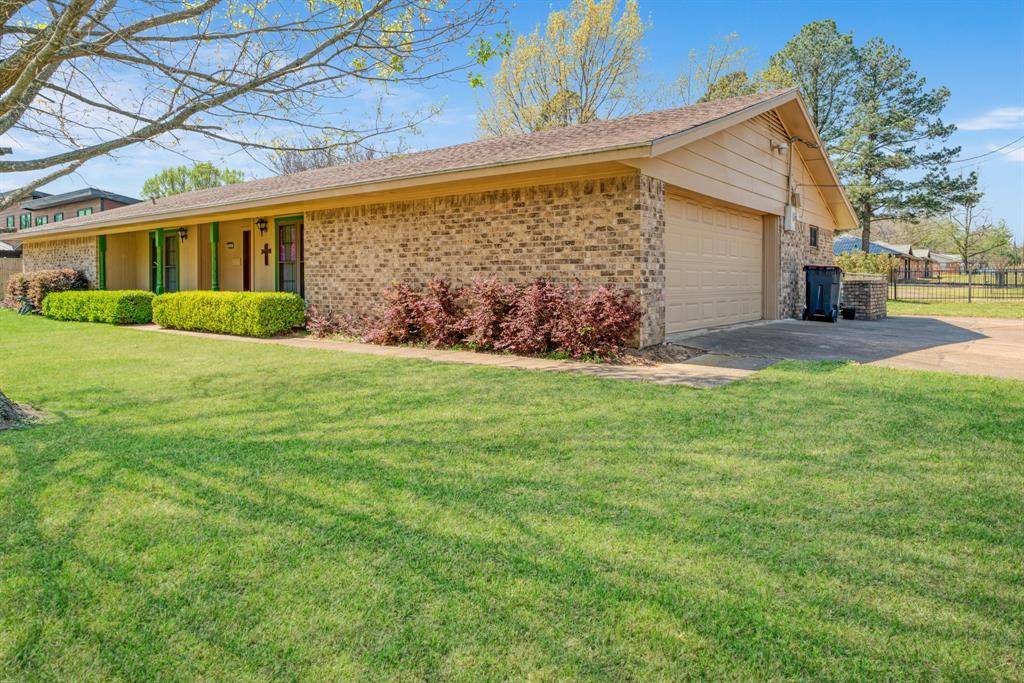 695 20th Street NE, Paris, TX 75460