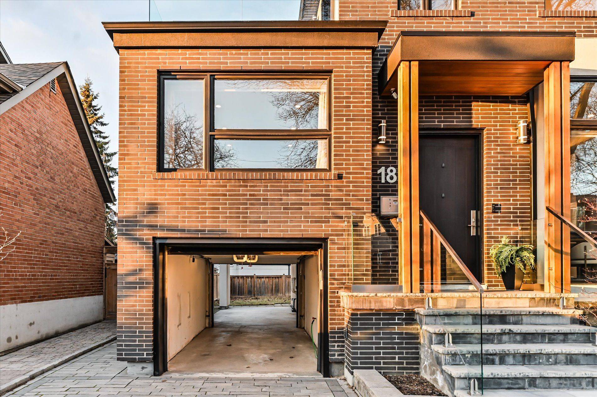 18 Ferris RD, Toronto E03, ON M4B 1G1