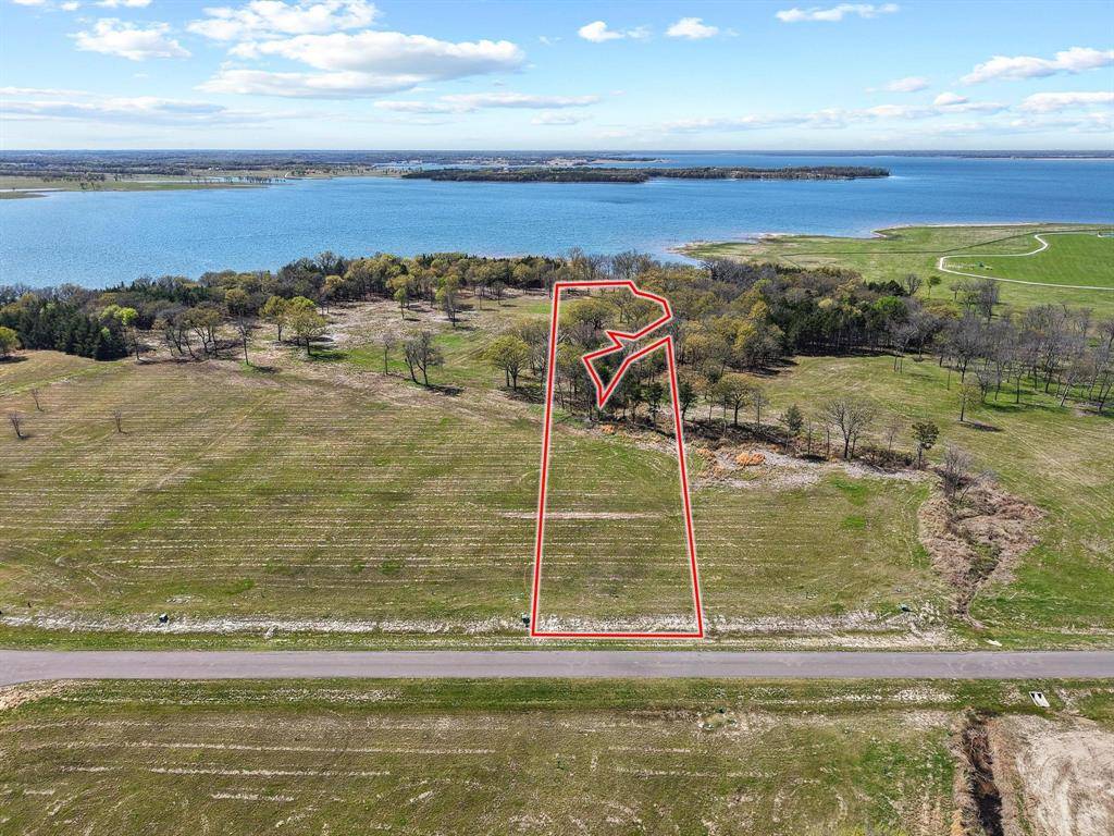 310 Lakewood Lane, Honey Grove, TX 75446