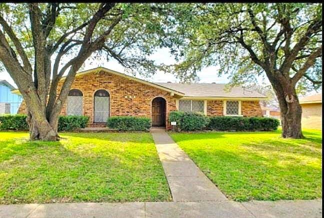 2752 Meadow Isle Lane, Dallas, TX 75237