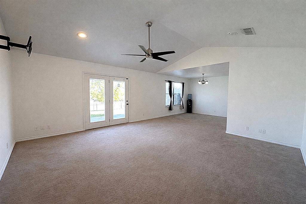 913 E Cedar Avenue, Comanche, TX 76442