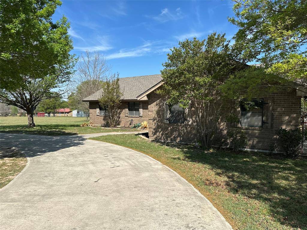 913 E Cedar Avenue, Comanche, TX 76442