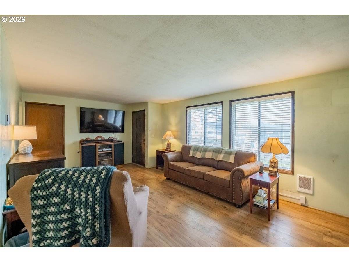 1360 SUNSET LN, Sweet Home, OR 97386