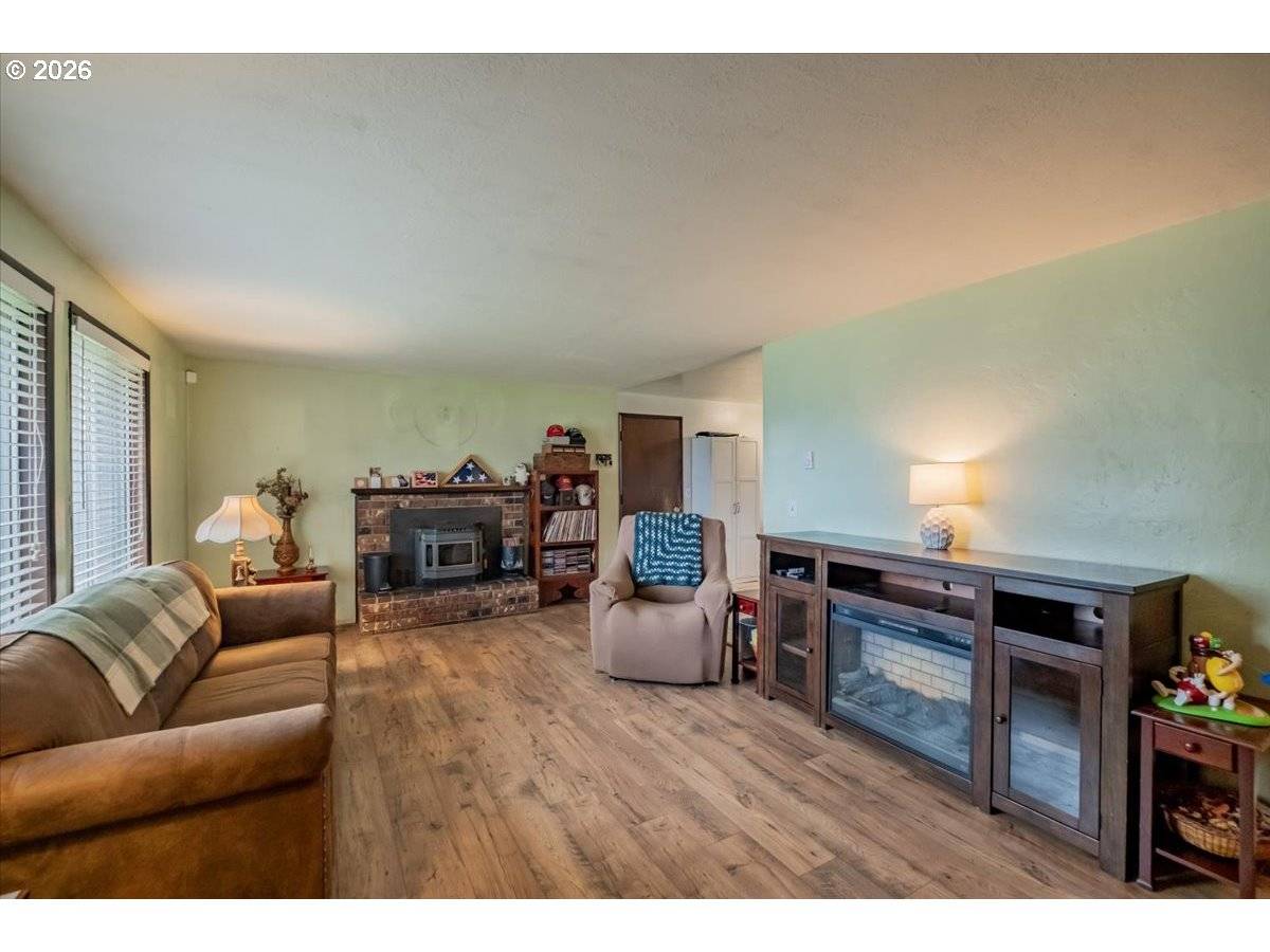 1360 SUNSET LN, Sweet Home, OR 97386