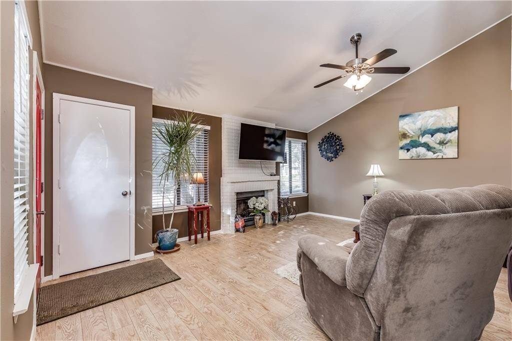 513 Hunters Glen Street, Lewisville, TX 75067