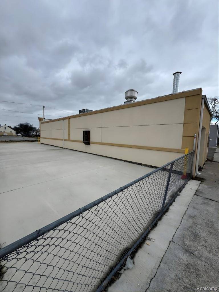 17744 E 9 Mile RD, Eastpointe, MI 48021