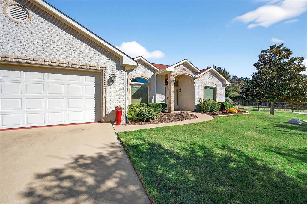 200 Cayuga Trail, Lake Kiowa, TX 76240