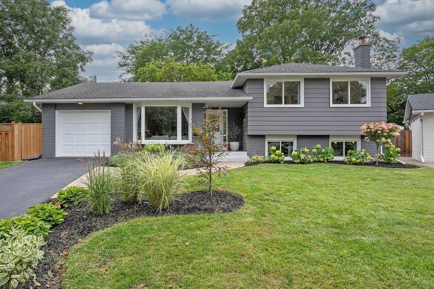 406 Oakwood DR, Burlington, ON L7N 1X2