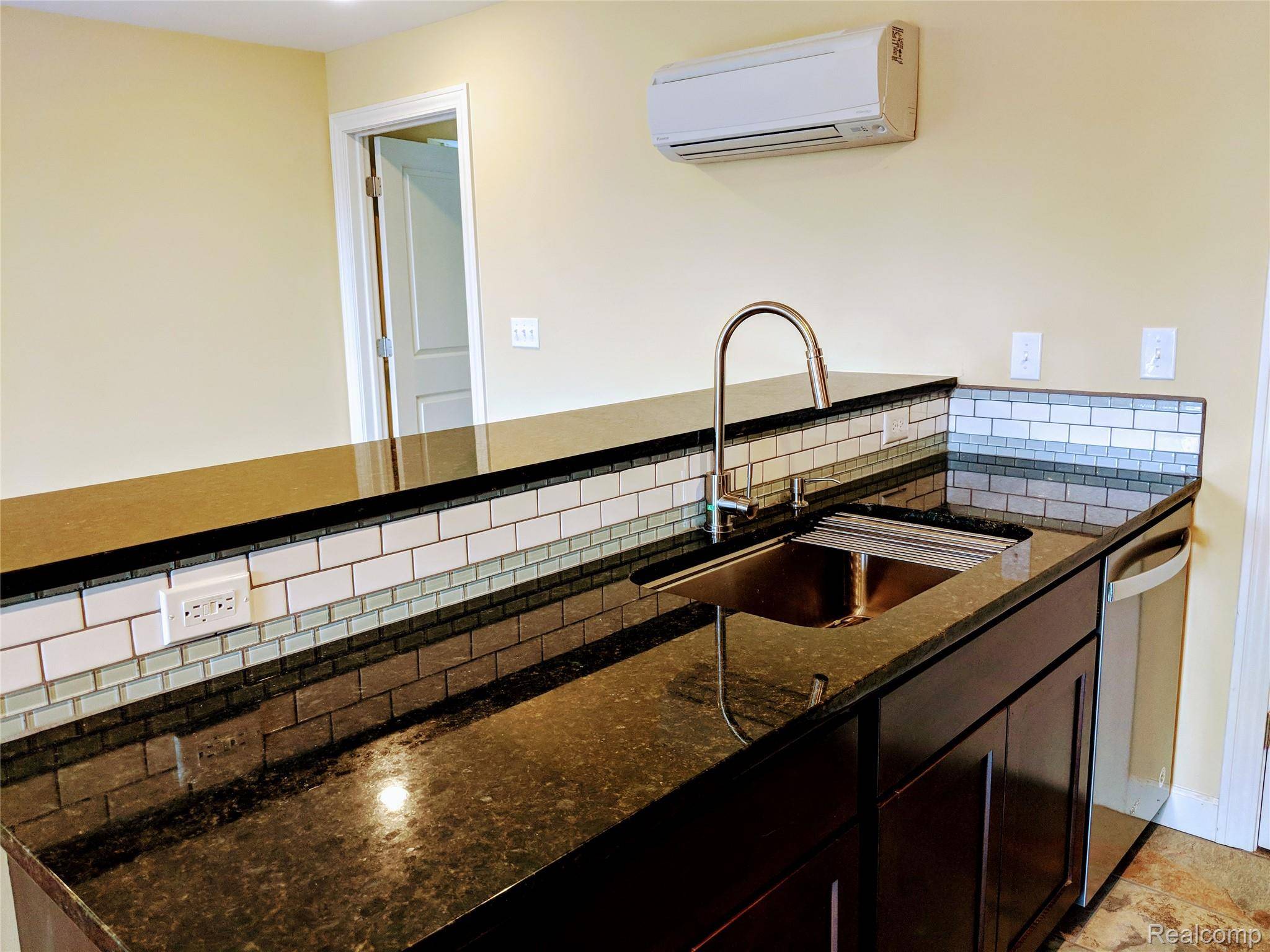 89 E EDSEL FORD FWY #7, Detroit, MI 48202