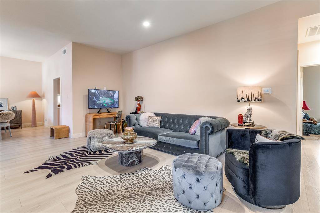 10433 High Hollows Drive #117, Dallas, TX 75230