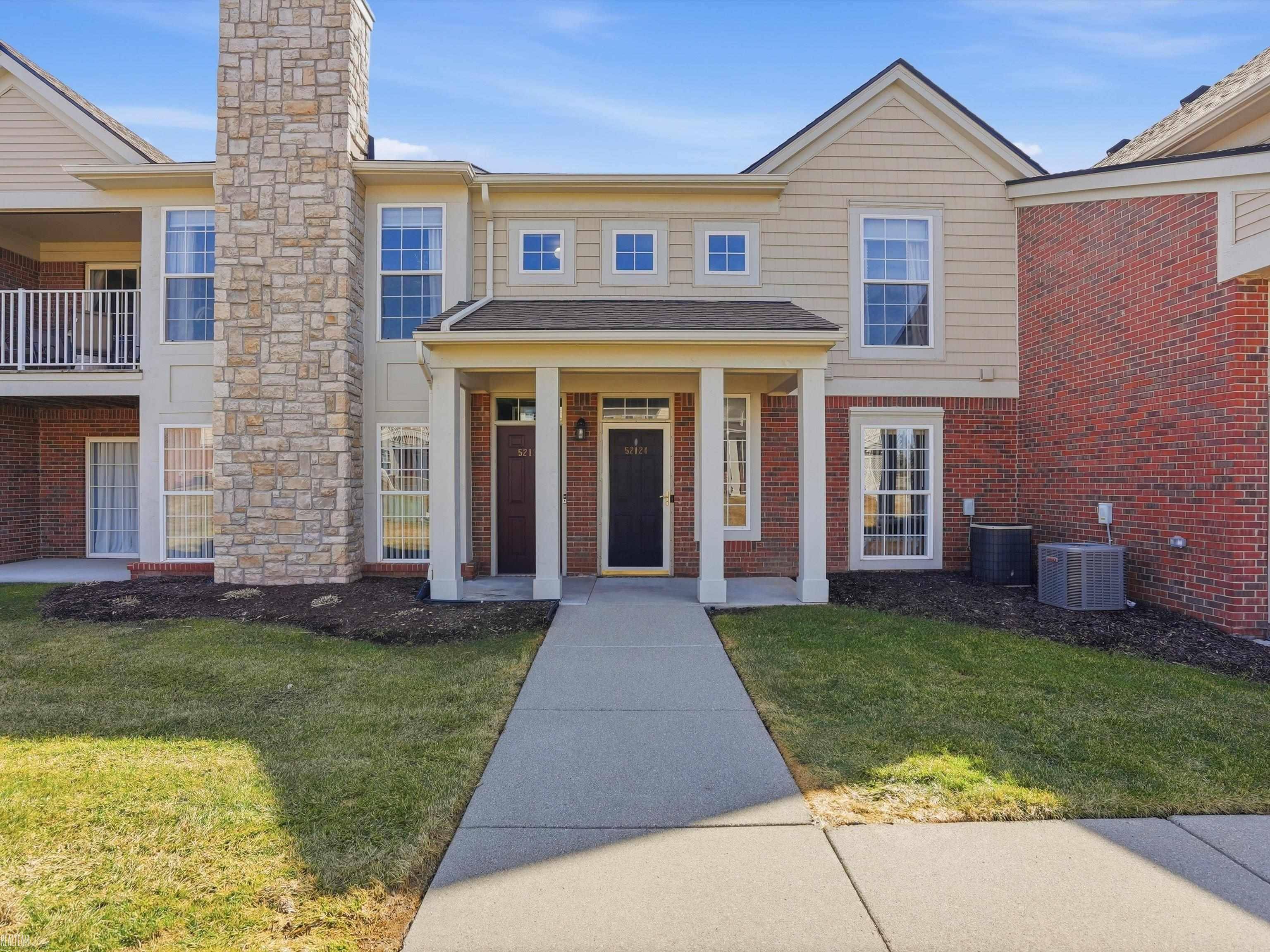 52124 Naugatuck DR, Macomb Twp, MI 48042