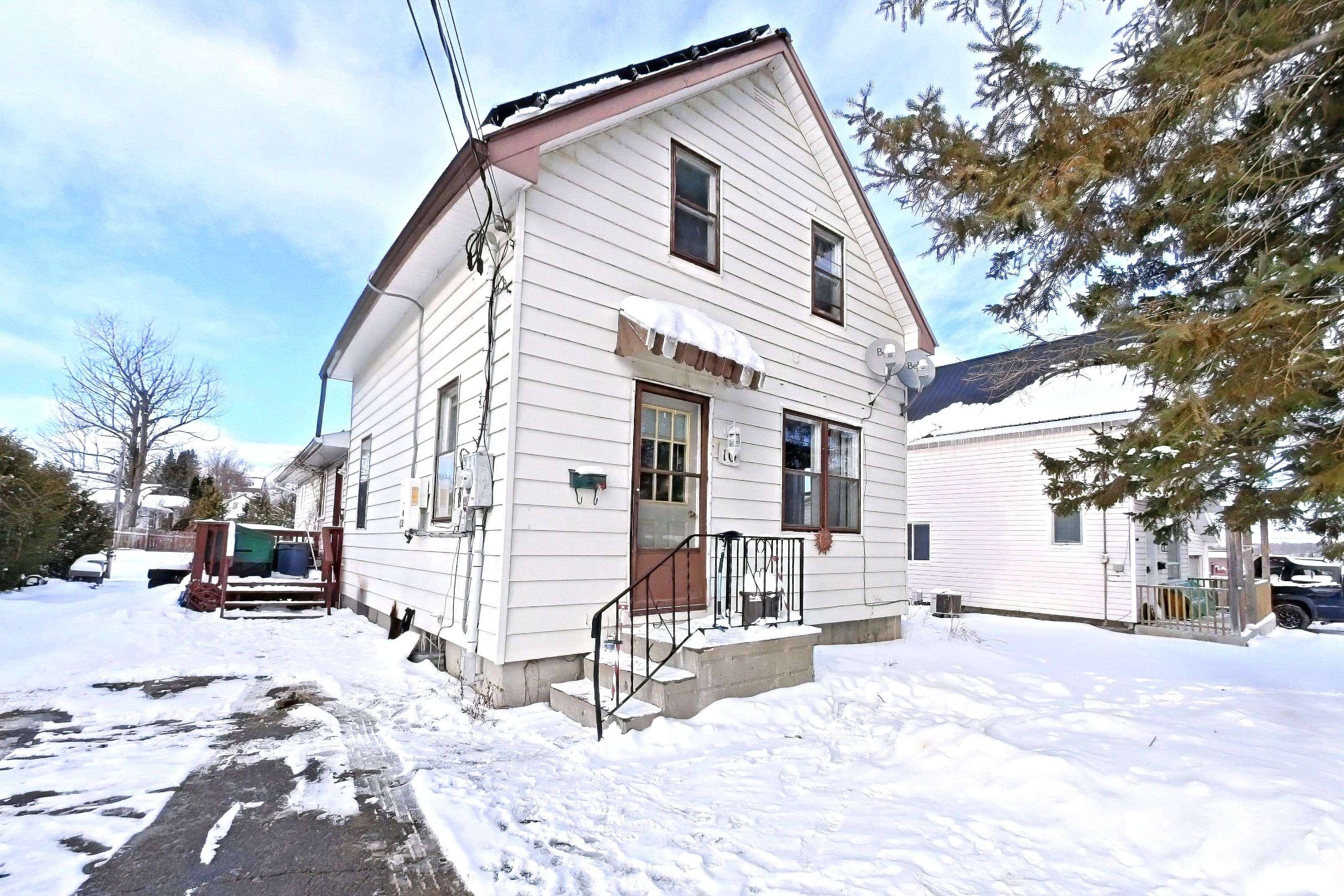 10 Meadow ST, Whitewater Region, ON K0J 1K0