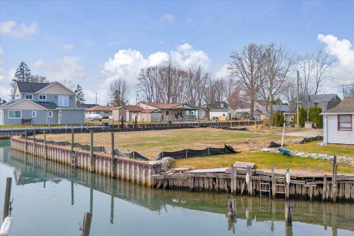 102 Island CT, Algonac, MI 48001