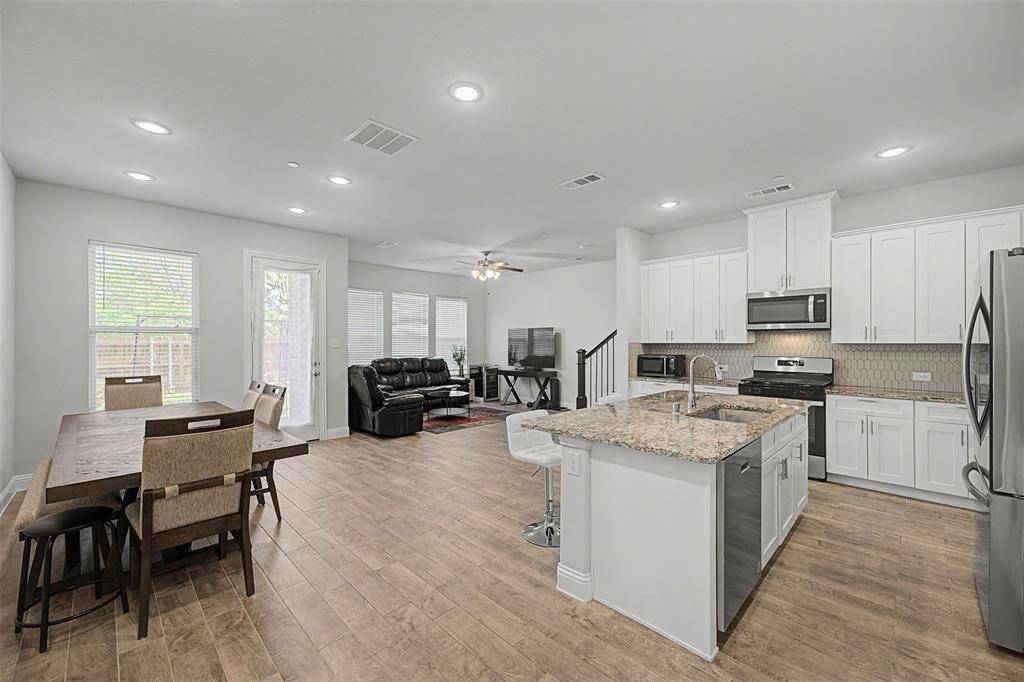 537 Hutchinson Lane, Lewisville, TX 75077