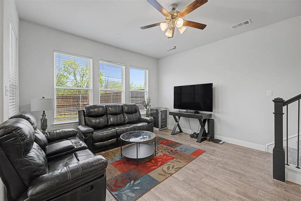 537 Hutchinson Lane, Lewisville, TX 75077
