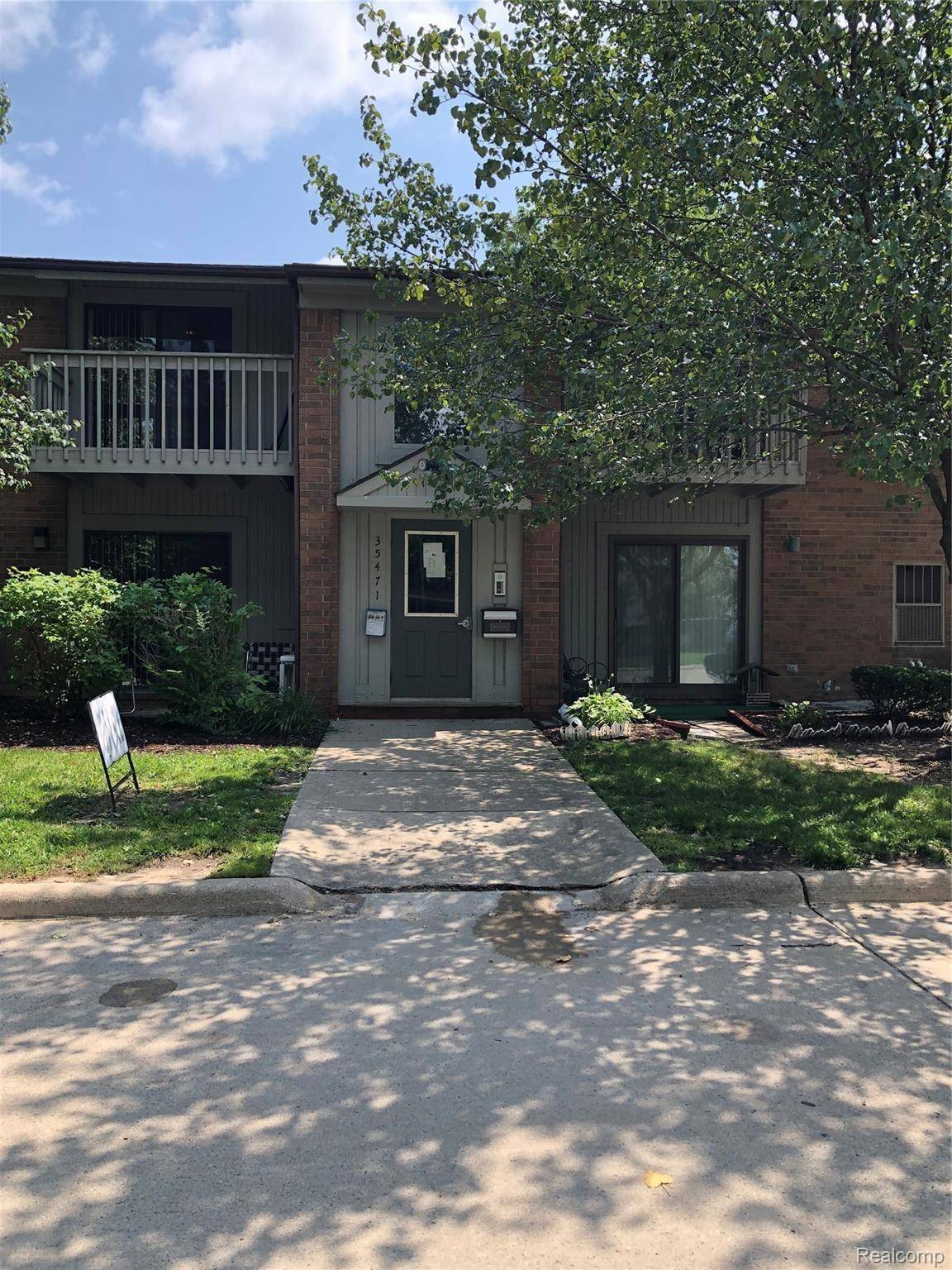 35471 HICKORY WOODS DR #6, Clinton Charter Township, MI 48035