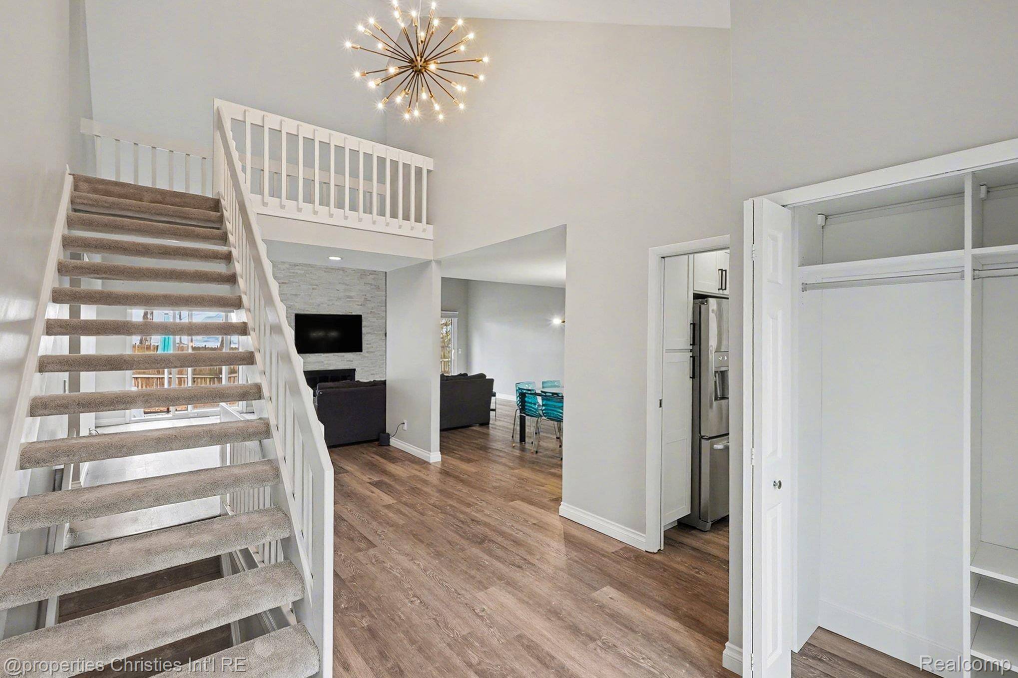 5143 Woodlands DR, Bloomfield Hills, MI 48302