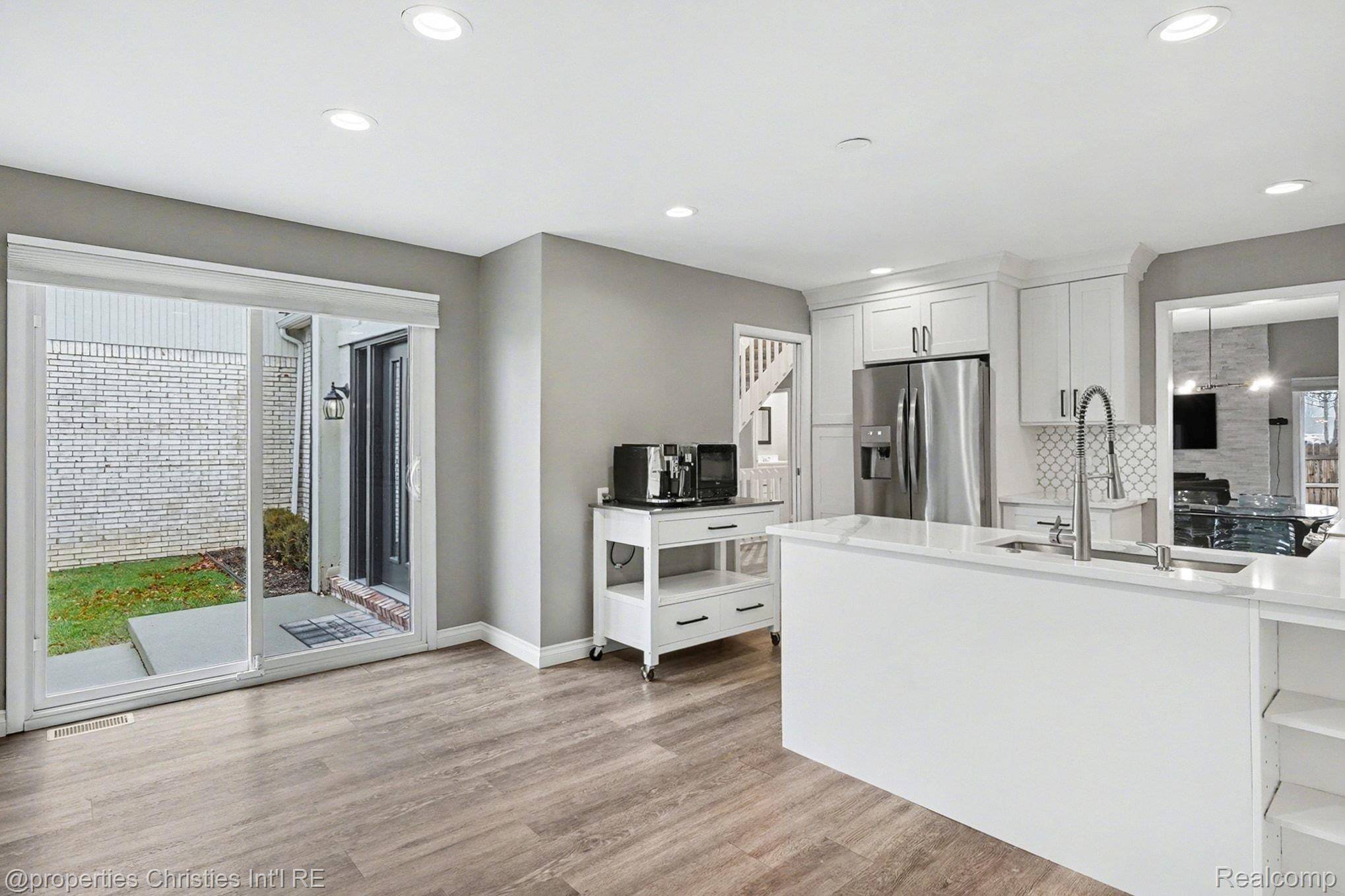 5143 Woodlands DR, Bloomfield Hills, MI 48302