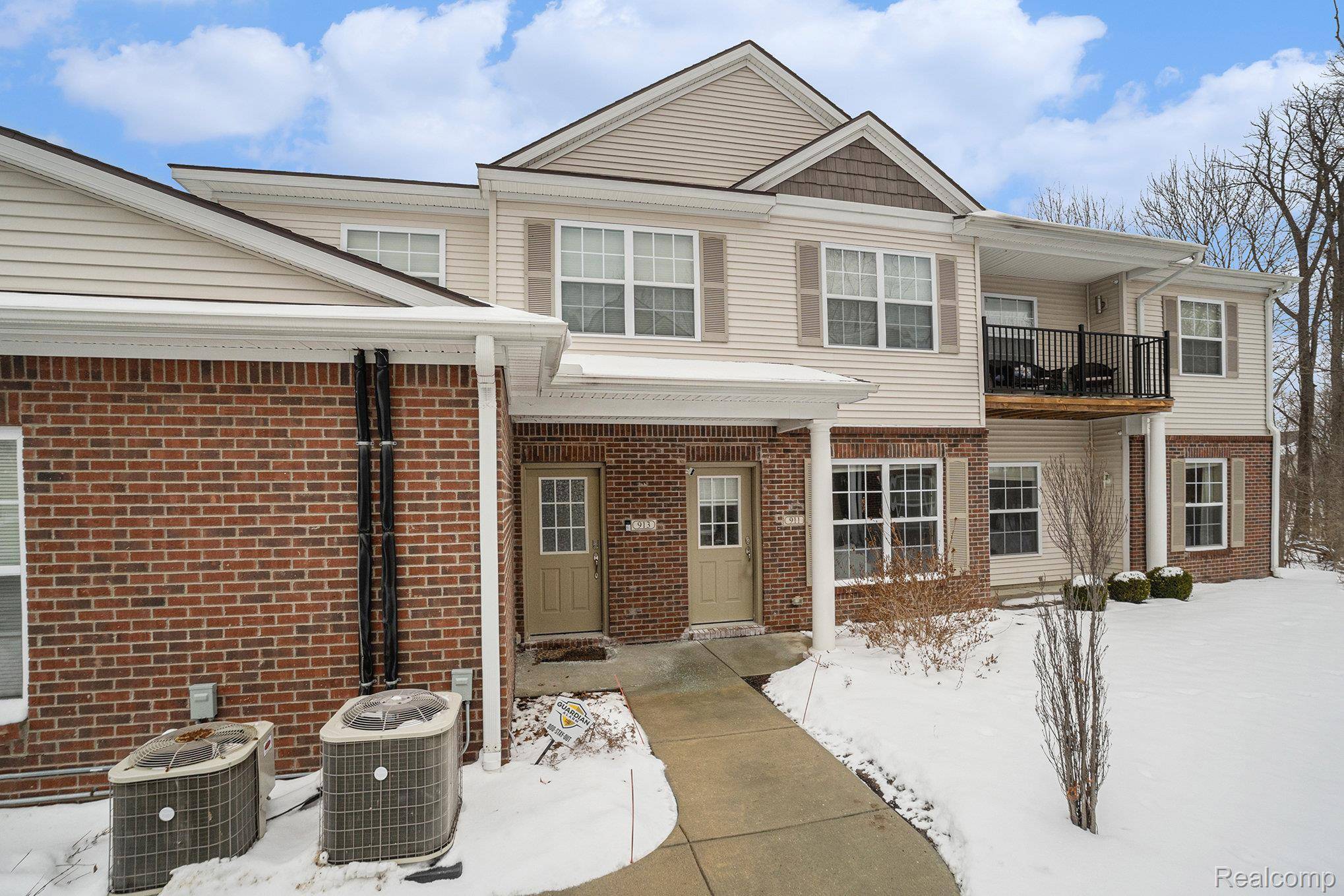 911 Watercress LN, Fenton, MI 48430