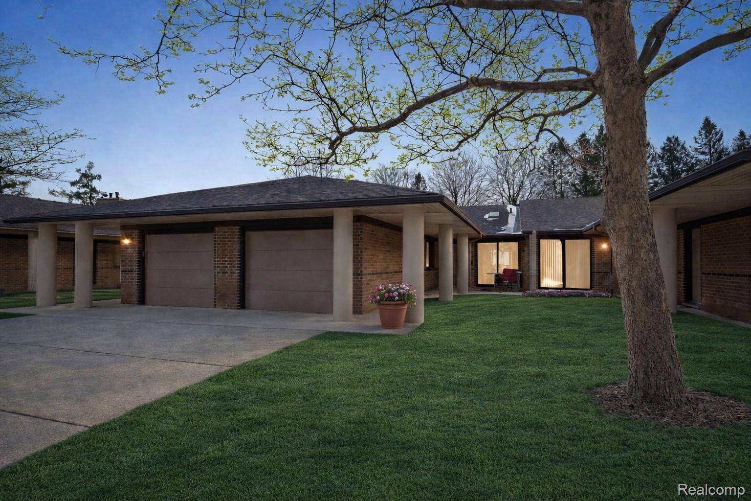 983 Wexford WAY, Rochester Hills, MI 48307