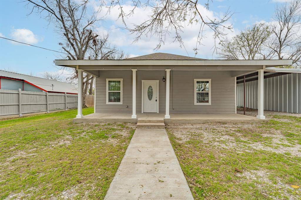 302 W Armstrong Avenue, Comanche, TX 76442