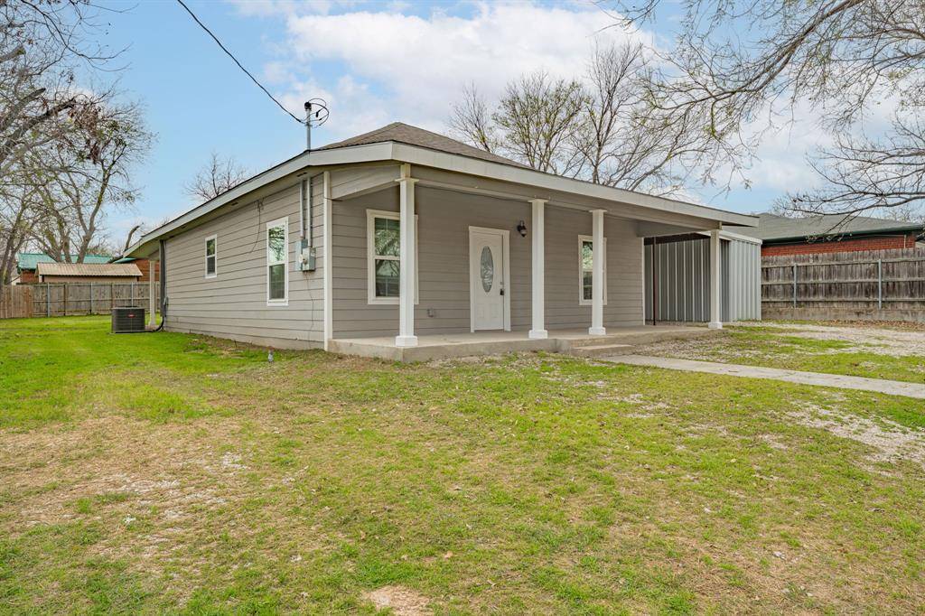 302 W Armstrong Avenue, Comanche, TX 76442