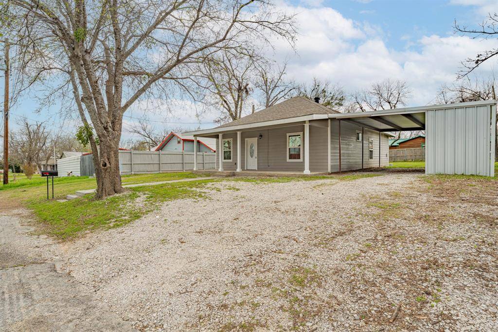 302 W Armstrong Avenue, Comanche, TX 76442
