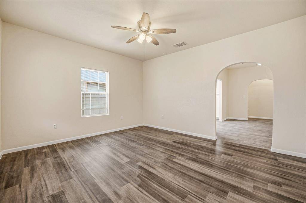 302 W Armstrong Avenue, Comanche, TX 76442