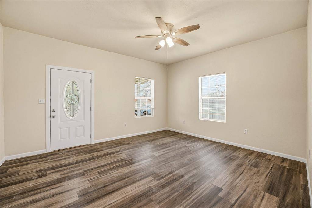 302 W Armstrong Avenue, Comanche, TX 76442