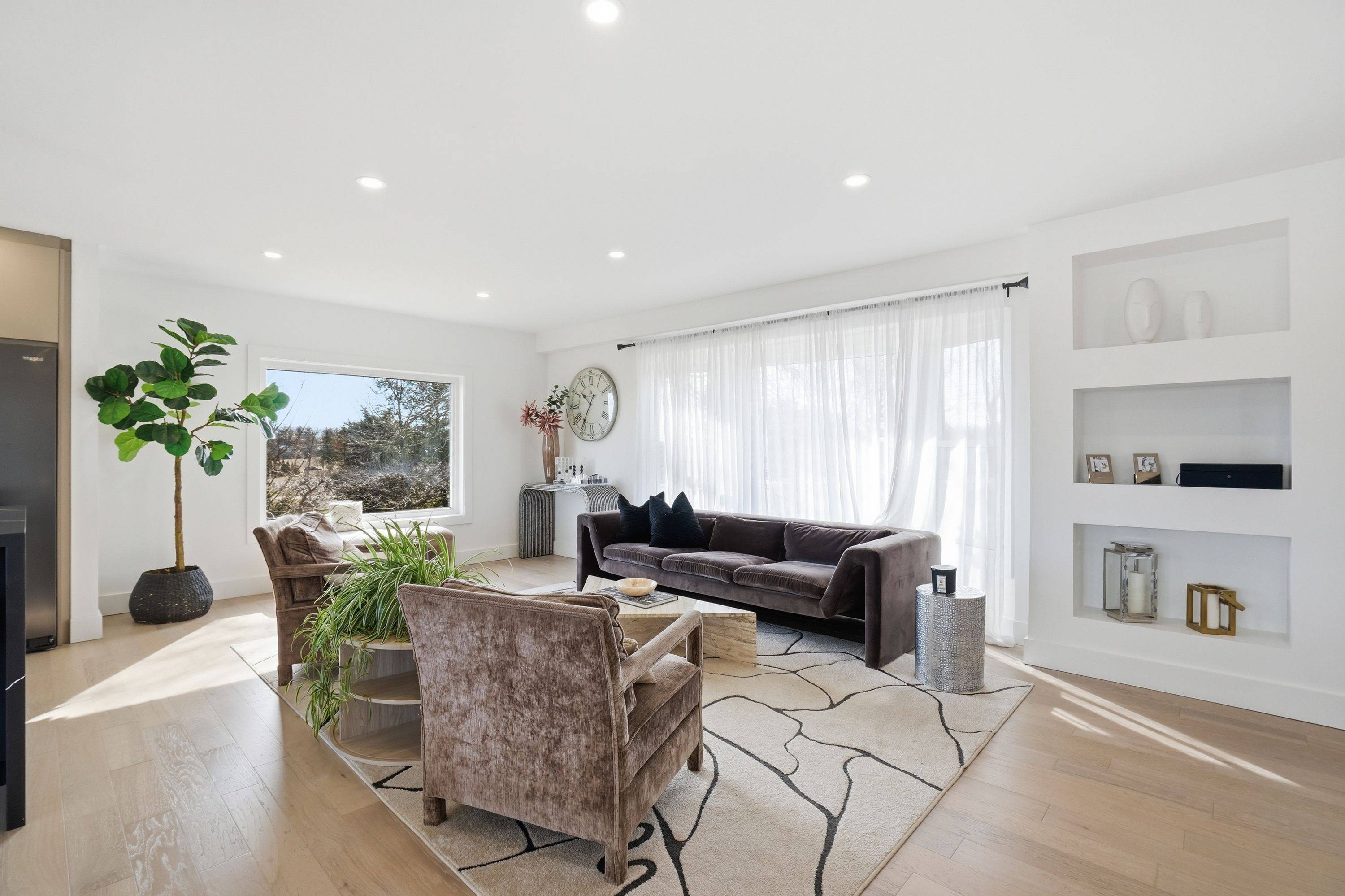 296 Ridge RD W, Grimsby, ON L3M 4E7