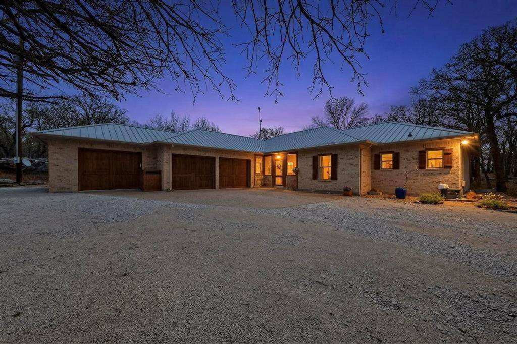 185 Silver Lakes Drive, Sunset, TX 76270