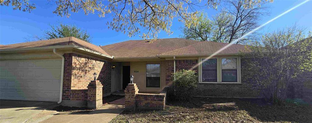 934 Robinwood Drive, Arlington, TX 76017