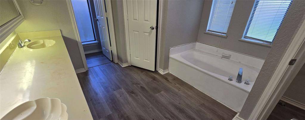 934 Robinwood Drive, Arlington, TX 76017