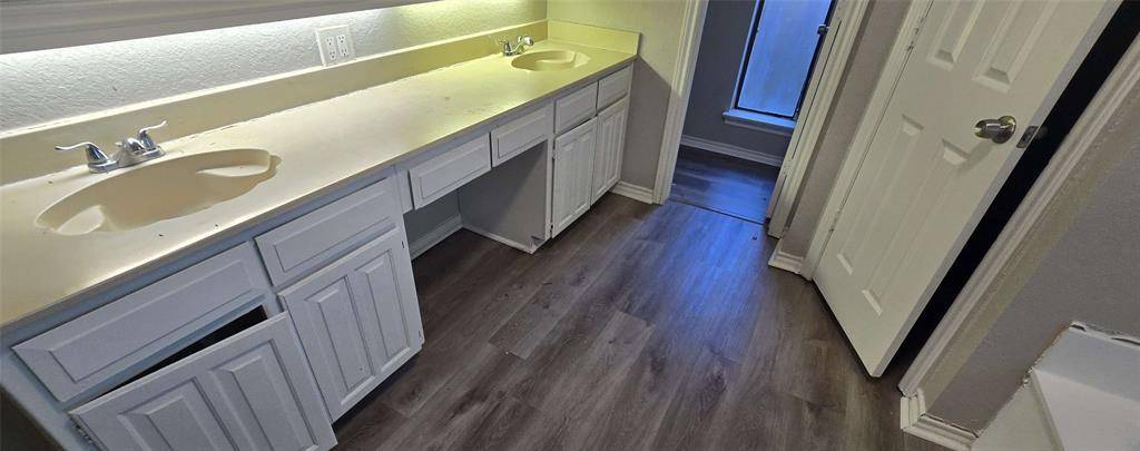 934 Robinwood Drive, Arlington, TX 76017