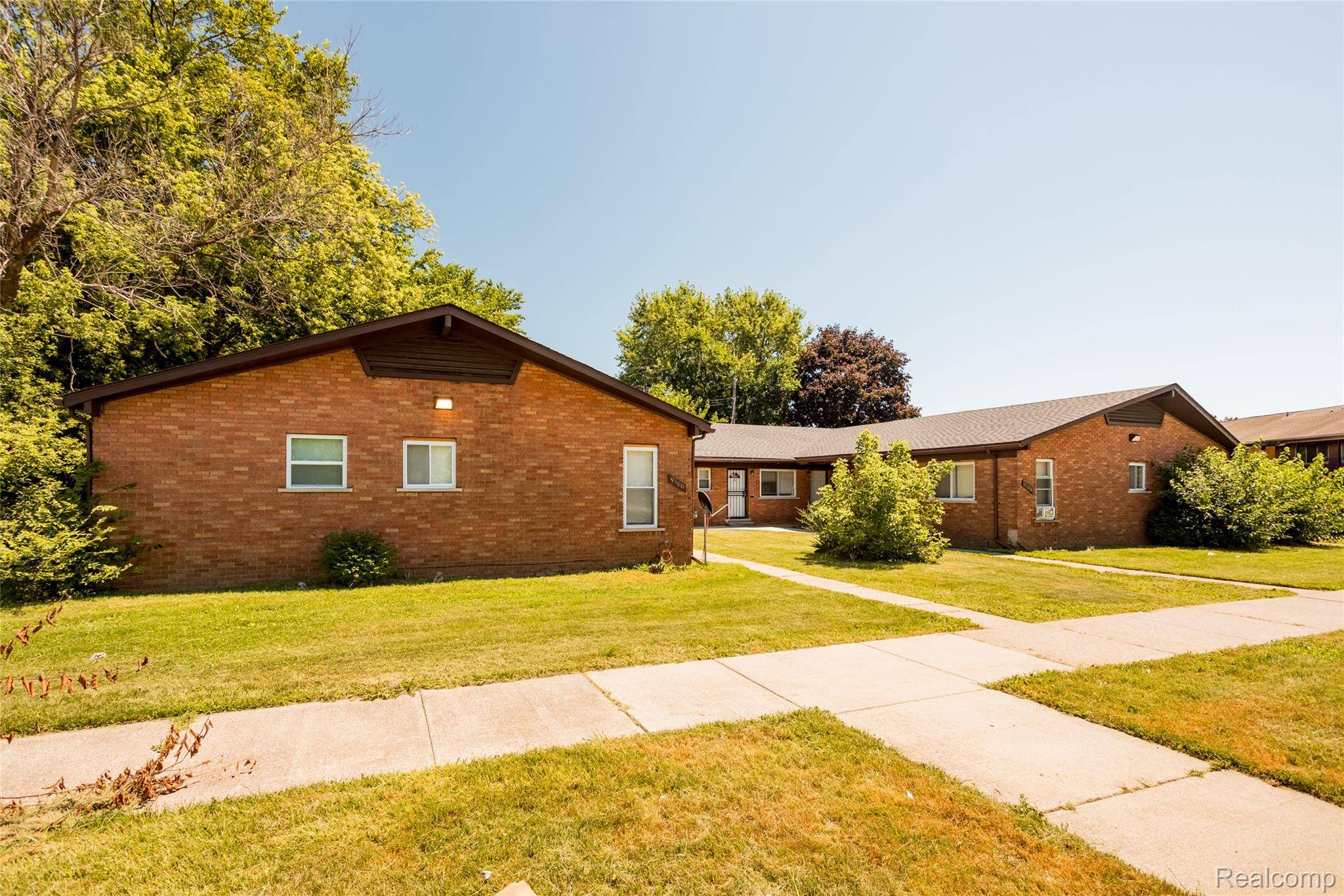 9500 Chalmers ST, Detroit, MI 48213