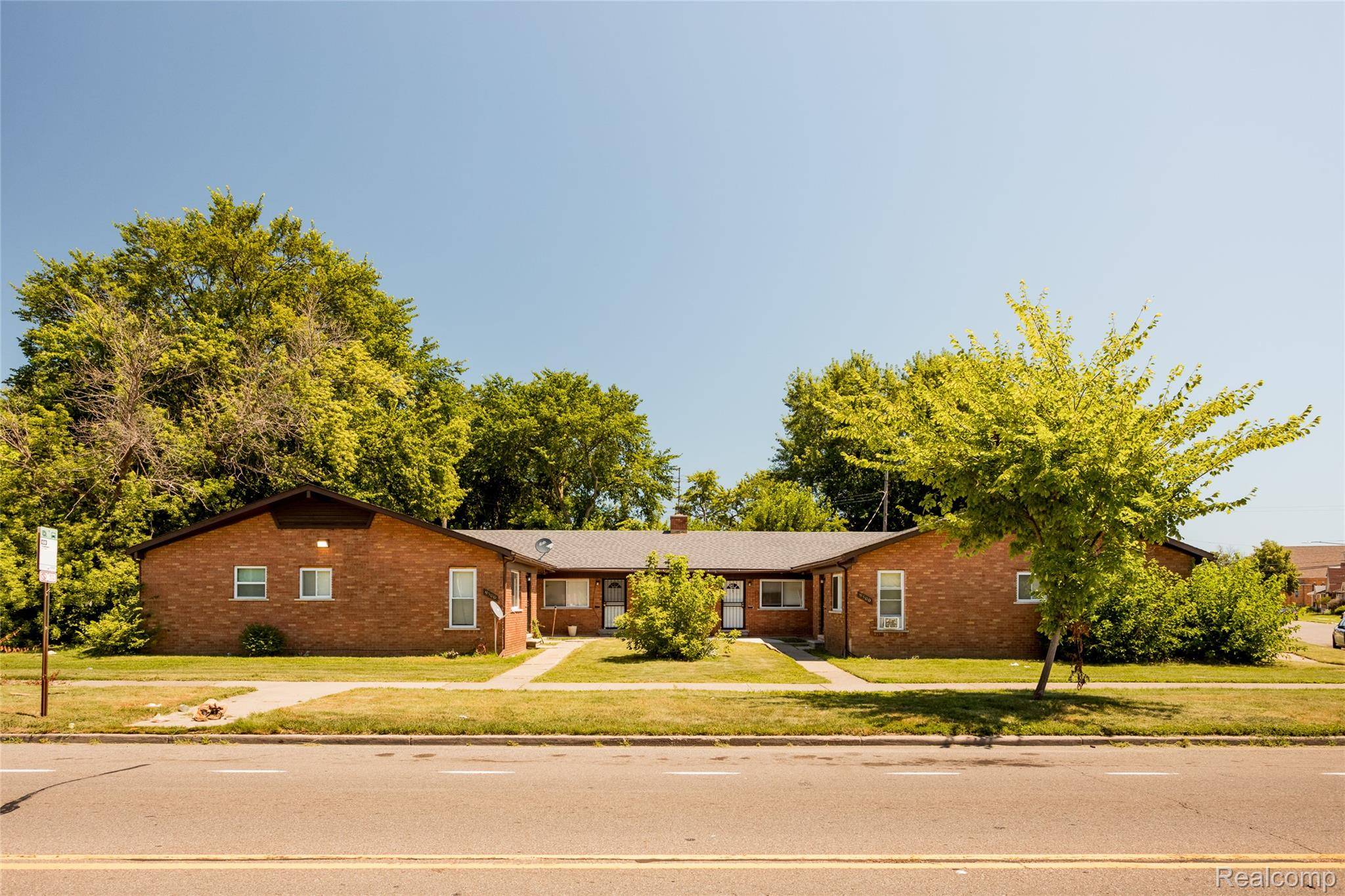 9500 Chalmers ST, Detroit, MI 48213