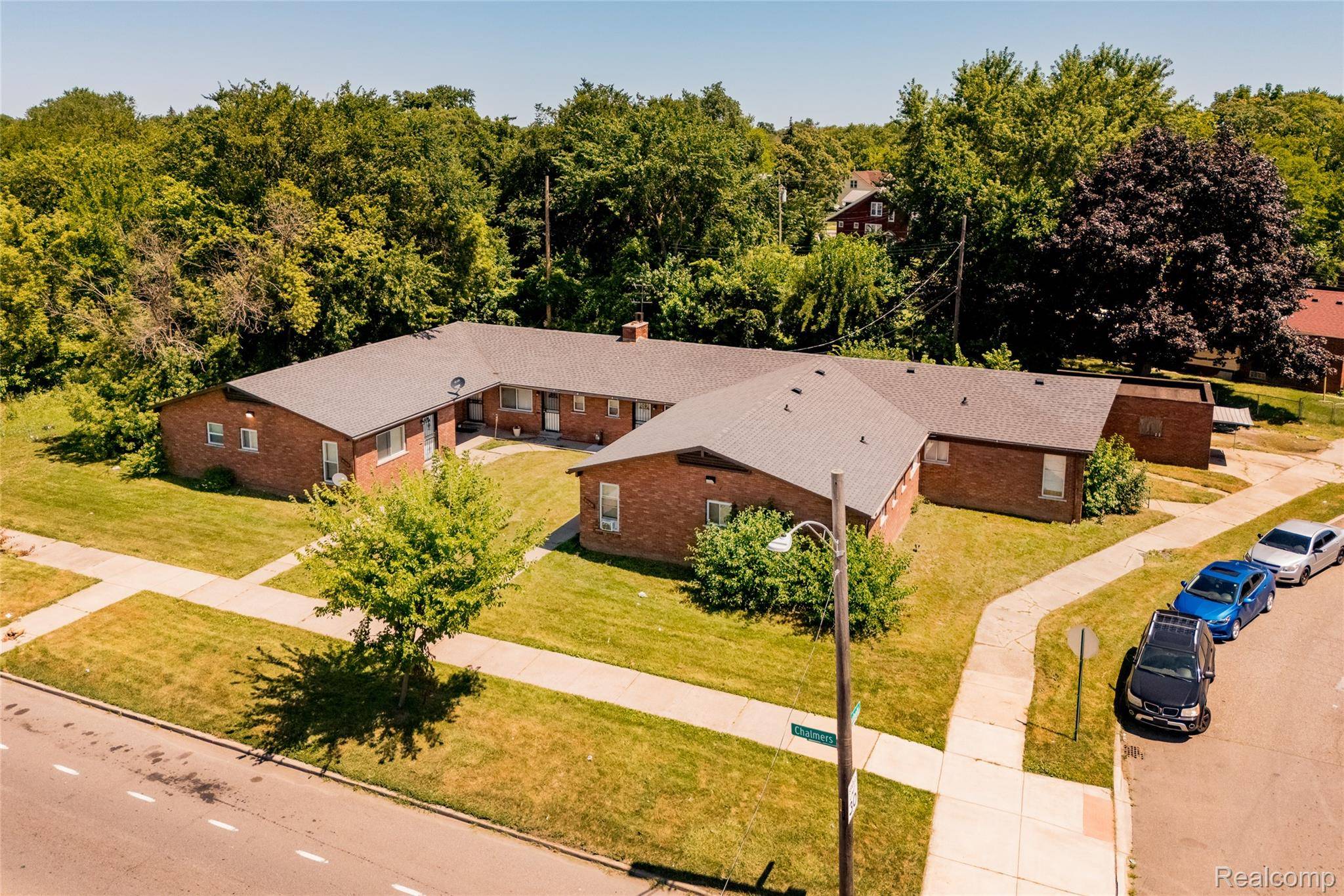 9500 Chalmers ST, Detroit, MI 48213