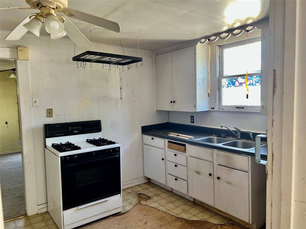 906 Young Street, Nocona, TX 76255