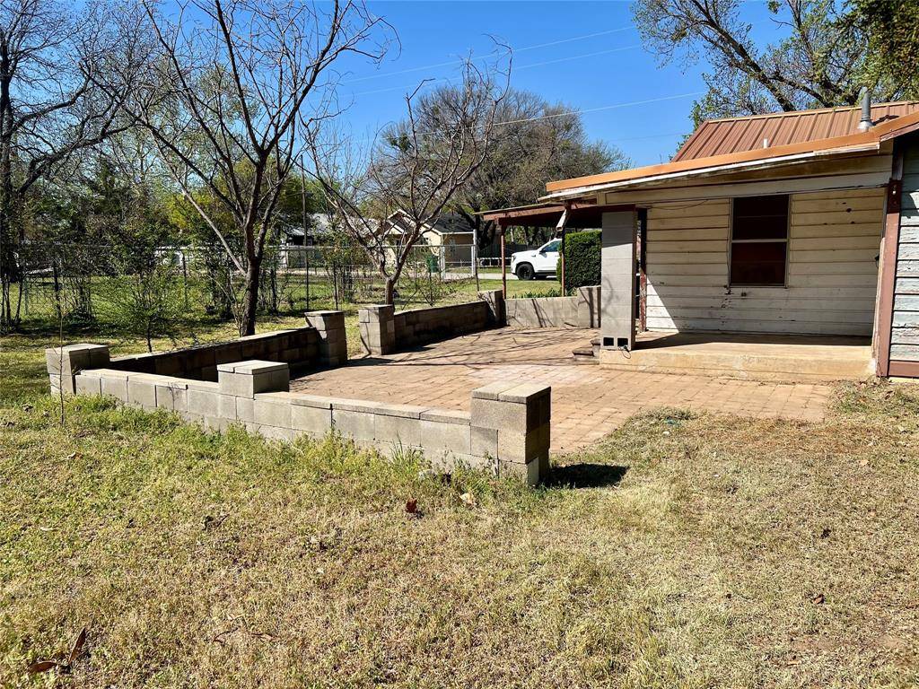 906 Young Street, Nocona, TX 76255