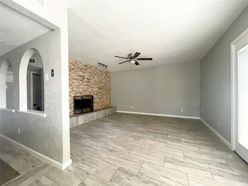 702 Pinehill Lane, Grand Prairie, TX 75052