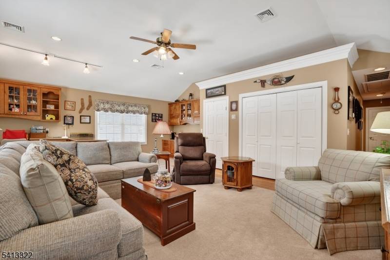 40 Cedar St, Bloomingdale Boro, NJ 07403