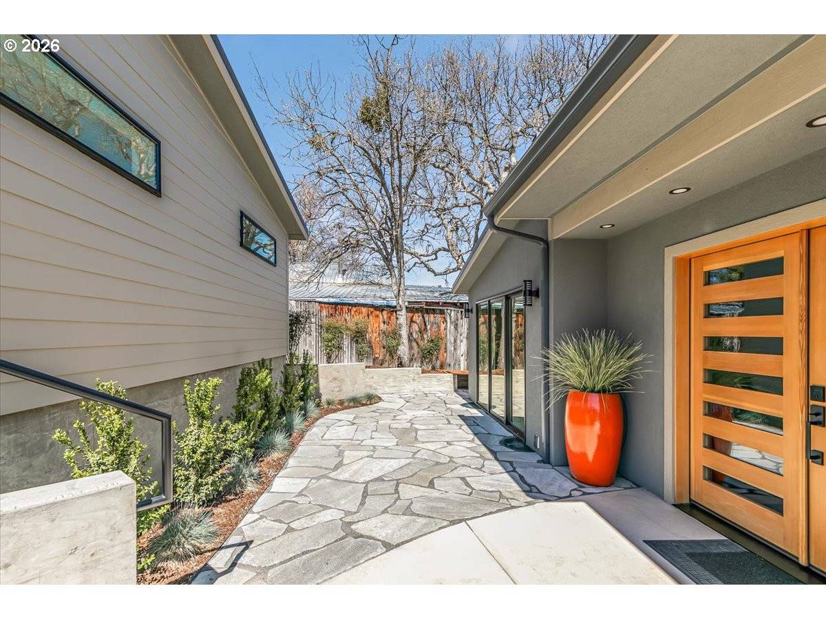 852 OAK ST, Ashland, OR 97520