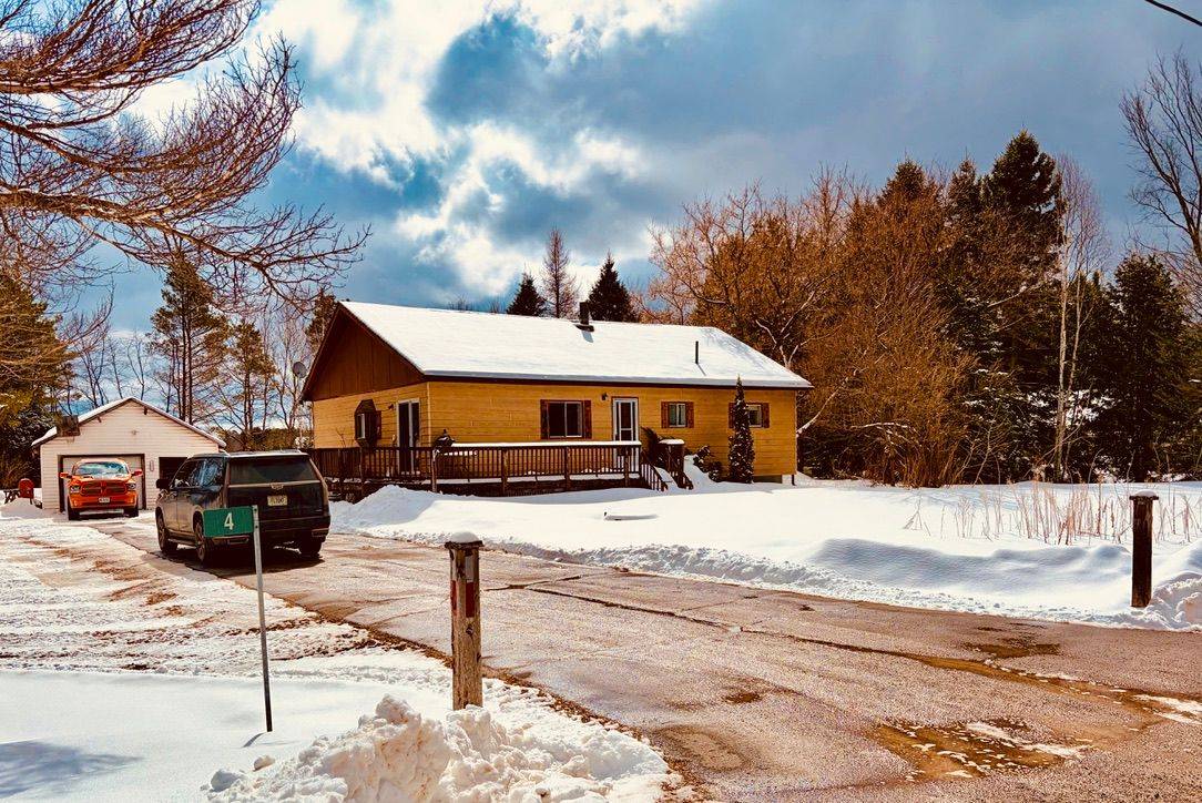 4 Denison DR, Addington Highlands, ON K0H 2G0