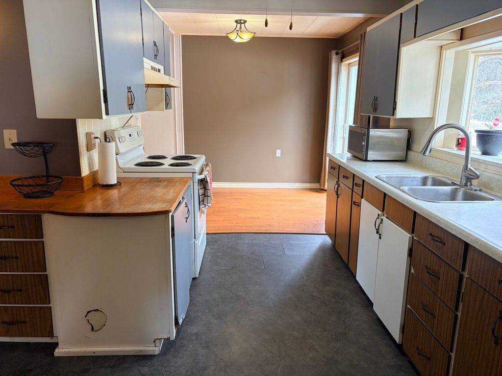 4 Denison DR, Addington Highlands, ON K0H 2G0